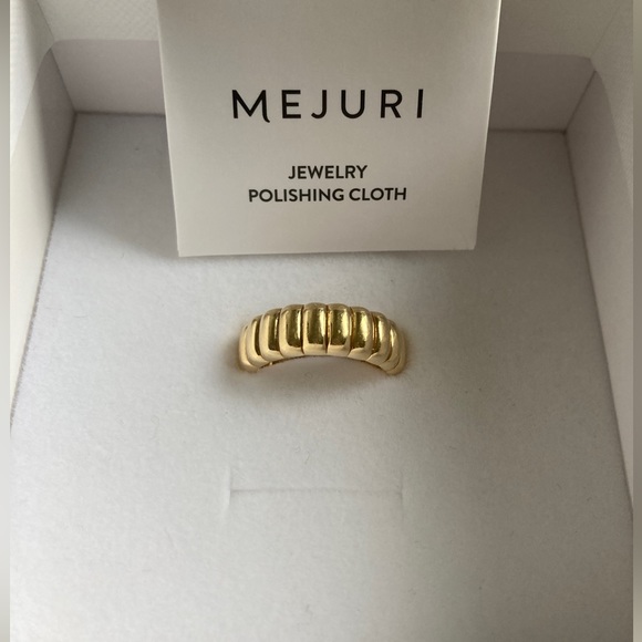VGUC Mejuri Charlotte Ring, size 6 - Picture 2 of 6